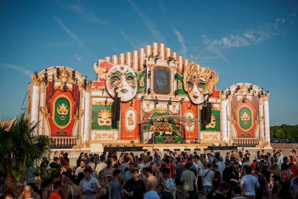 fraaij-website-creaties-outlandsfestival2026-stagedesign-2 fraaij-website-creaties-outlandsfestival2026-stagedesign-2